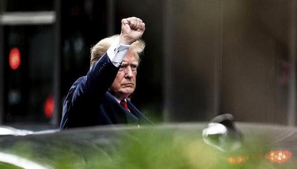Donald Trump levantó el puño al salir de la Trump Tower en Nueva York, miércoles 10 de agosto de 2022, para dirigirse a la oficina de la procuradora general de Nueva York. (Foto AP/Julia Nikhinson).
