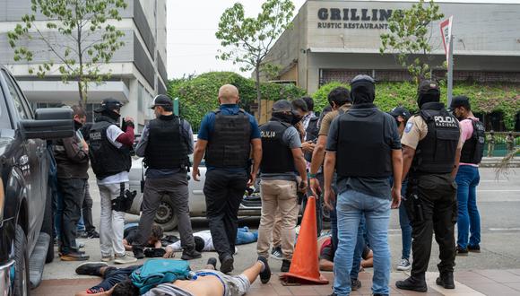 Policías detienen a presuntos delincuentes a pocas cuadras de la sede del canal de televisión TC, en Guayaquil, Ecuador, el 9 de enero de 2024. (Foto de Mauricio Torres / EFE)