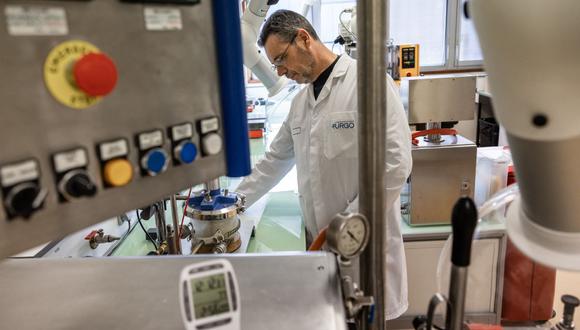 Un operador mezcla polímeros curativos en un laboratorio como parte del proyecto Génesis en el sitio de Urgo en Chenove, este de Francia, el 16 de diciembre de 2022. (Foto de ARNAUD FINISTRE / AFP)