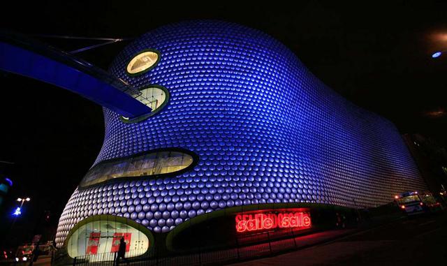 SELFRIDGES DEPARTMENT STORE – REINO UNIDO. Parece un monumento, pero en realidad es una gran superficie de tiendas que se encuentra en Birmingham. Es perfecto para ir de compras y admirar su arquitectura.