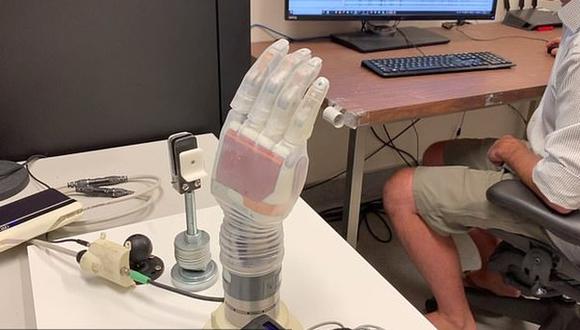 El brazo "Luke" está hecho de motores de metal y de una "piel" de silicona transparente y se alimenta por una batería externa. (Foto: Universidad de Utah)