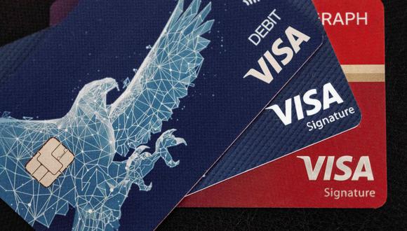 Esta ilustración fotográfica muestra las tarjetas Visa el 24 de enero de 2023 en Centreville, Maryland, antes de su informe de ganancias. (Foto de Jim WATSON / AFP)