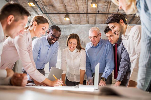 FOTO 8 | Motiva con flexibilidad y una nómina ‘ad hoc’. Tal vez no puedas competir en sueldos con el resto de las empresas de tu sector. Sin embargo, el uso de la retribución variable y de medidas de flexibilidad (horarios, teletrabajo, vacaciones...) servirán para captar y retener a los mejores. Una empresa de viajes, tiene 13 empleados que disfrutan –dependiendo de su puesto– de ventajas que van desde viajes incentivo, cursos de inglés gratuitos, seguro médico, comidas de empresa, aperitivos semanales hasta fondos de jubilación y variable salarial. La clave está en un atractivo paquete que logre la fidelización.