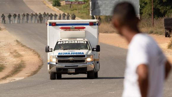 Cinco heridos de bala en los choques con las fuerzas de seguridad en esa localidad fueron trasladados en dos ambulancias desde Venezuela a Brasil. (Foto: EFE)