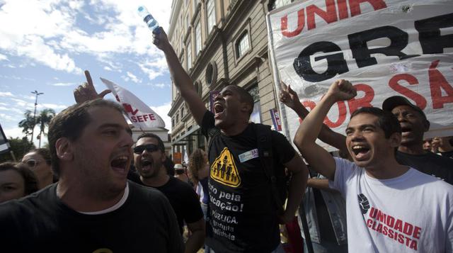 Continúan las manifestaciones en contra del Mundial, como esta que encabezó un grupo de jóvenes en Río de Janeiro. (Foto: AP)