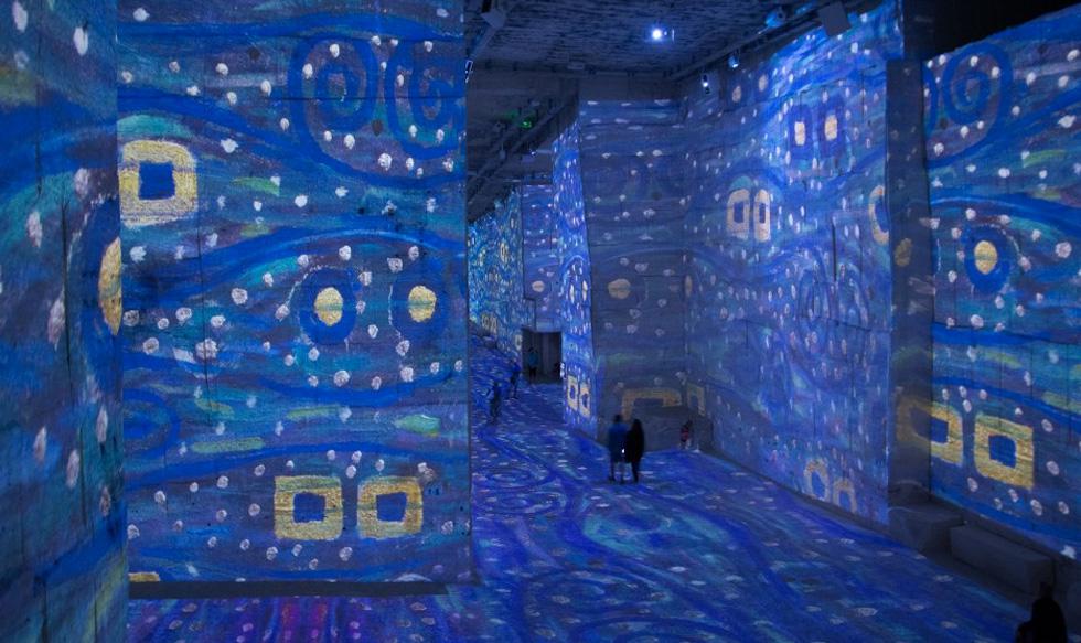 MUSEO ATELIER DES LUMIÈRES - PARÍS, FRANCIA
París espera una de las aperturas más importantes del año: se trata del primer centro digital de artes que se dará cita en el verano de 2018. Este espacio será pionero en maximizar la experiencia de sus visitantes al mostrar exhibiciones que van más allá de lo contemplativo y buscan ser monumentalmente inmersivas. Al fusionar la tecnología y el arte, el museo l’Atelier des Lumières, usará 120 proyectores, un sistema de sonido especializado y un equipo multimedia altamente exclusivo que se extiende desde los pisos hasta los techos y paredes a diez metros de altura.
Tips de viaje: 
De acuerdo a información de KAYAK para viajar a París
-	Para encontrar las mejores ofertas hay que reservar con 2 meses de anticipación 
-	Reservando para el mes de abril, saliendo de Lima, podemos encontrar vuelos que van desde S/. 3,541 soles.