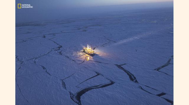 Explorando el hielo ártico. (Foto: Nick Cobbing / National Geographic)