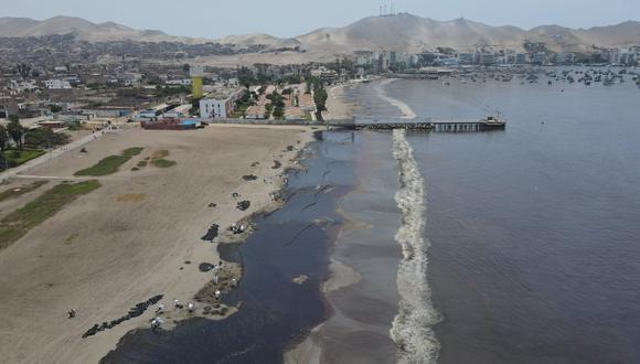 El derrame de petróleo en la refinería La Pampilla, operada por Repsol, afectó un total de 1 millón 739 mil metros cuadrados de territorio. (Foto: El Comercio).