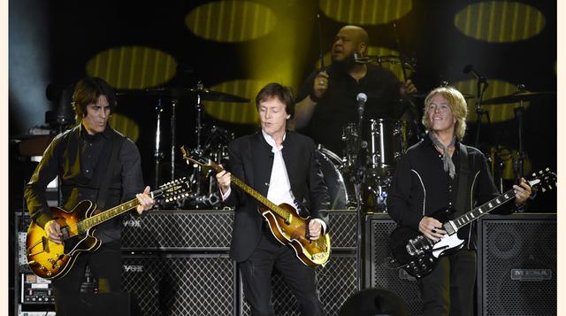 Según el diario El País de España, Paul Tollett, presidente de la promotora Goldenvoice, que organiza el festival de Coachella, explicó a la revista Rolling Stone que tardó dos años en venderles la idea a los seis artistas. Desde el principio, asegura, te