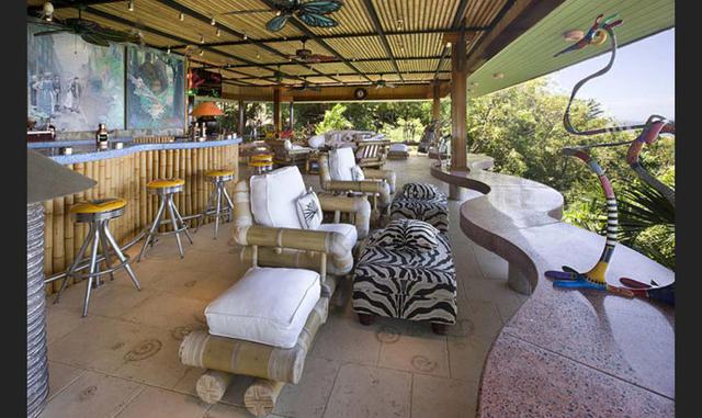 FOTO 5 | Siete fueron también los pabellones que construyó junto a las piscinas infinitas, cascadas de agua y estanques con carpas koi y nenúfares de su jardín.