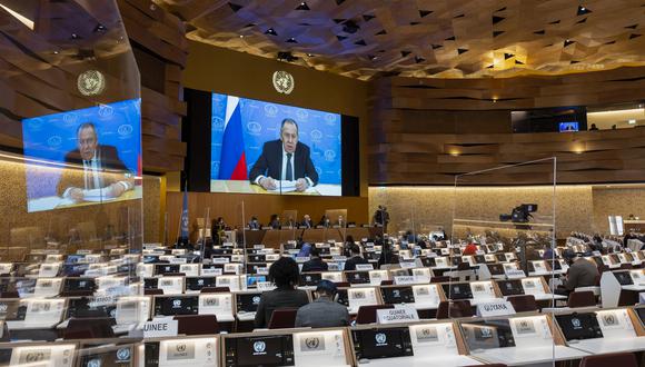 El ministro de Relaciones Exteriores de Rusia, Sergei Lavrov (en la pantalla), se dirige con un mensaje de video pregrabado en la 49ª sesión del Consejo de Derechos Humanos de la ONU en la sede europea de las Naciones Unidas en Ginebra, Suiza, el 1 de marzo de 2022. (Foto: SALVATORE DI NOLFI / POOL / AFP)
