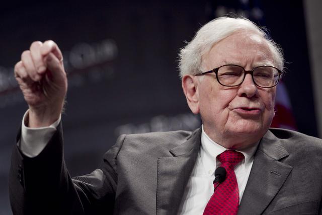 FOTO 4 | 7.Warren Buffett. El inversor Warren Buffett es uno de los hombres más ricos del mundo. Logró su enorme fortuna con esfuerzo propio, siendo muy hábil al elegir en qué compañía depositar su dinero. Junto con Bill Gates creó Giving Pledge, que motiva a los multimillonarios a donar la mitad de su fortuna a obras de caridad.