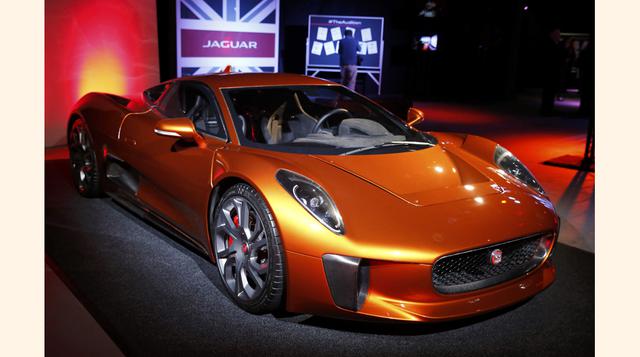 Jaguar presenta el C-X75 que aparece en la última película de James Bond "Spectre". El vehículo se exhibirá en el Auto Show de Los Angeles en West Hollywood, California. (Foto: Reuters)