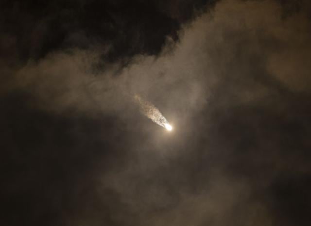 El cohete logra un un buen despegue y se prepara para salir al espacio y cumplir con la misión. (Reuters)