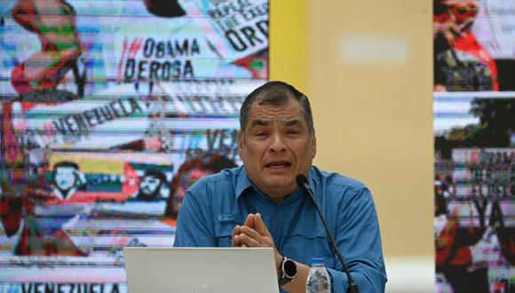 El expresidente ecuatoriano Rafael Correa habla en la plaza de Bolívar, frente al Palacio Federal Legislativo, en Caracas el 9 de marzo de 2023. (Foto de Federico PARRA / AFP)
