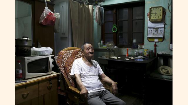 Wang Cunchun, de 90 años, vive con su hijo de 60 años en un departamento de 32 metros cuadrados en Shanghai, China. (Foto: Reuters)