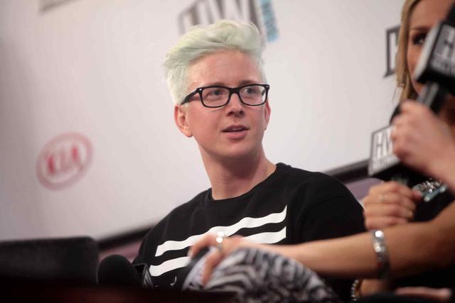 FOTO 5 | 6. Tyler Oakley
Tyler Oakley debe su fama a YouTube, pero también a las apariciones en televisión y colaboraciones para otras plataformas fuera de su canal original, incluyendo alianzas con PopSugar y Ellen DeGeneres.
Oakley es un activista LGBT y sus videos tienden a hablar sobre la intersección de la cultura pop y la cultura LGBT; también tiene seguidores en Tumblr, Facebook, Twitter e Instagram.
Patrimonio: $6 millones (5 millones de euros)
Canal: Tyler Oakley
Suscriptores: 7.839.597