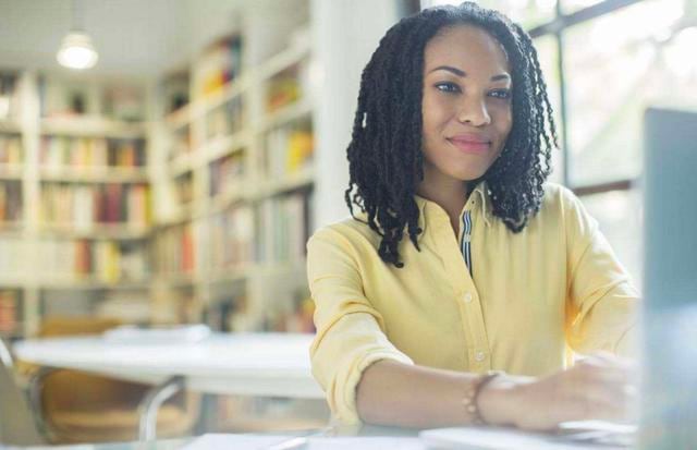 FOTO 20 |  CONOCE LAS PRECAUCIONES QUE HAY QUE TOMAR AL NAVEGAR POR INTERNET. "Ten cuidado del sitio en el que buscas", advierte Hobica. "Si buscas en Hipmunk, Hopper o FareCompare, no verás los pasajes aéreos de Delta, y si buscas en Vayama, no verás las tarifas de JetBlue, y siempre revisa Southwest.com por separado", aconseja. Y al reservar alojamiento, aunque puede ser tentador reservar una habitación barata con un sitio de viajes en línea de un tercero, a menudo renunicarás a los regalos gratuitos como las mejoras y el wifi. Y ya que algunos hoteleros brindan ofertas atractivas para atraer a los viajeros para que reserven directamente, hay una tentación adicional para eliminar al intermediario. Con Marriott, por ejemplo, los miembros leales pueden aprovechar la promoción de "mejor tarifa garantizada" y disfrutar del 25% de descuento en su estadía si obtienen una mejor tarifa en otro lugar. (Foto: Getty)