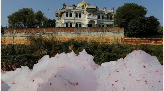 Aguas residuales fluyendo hacia el Ganges en Kanpur.