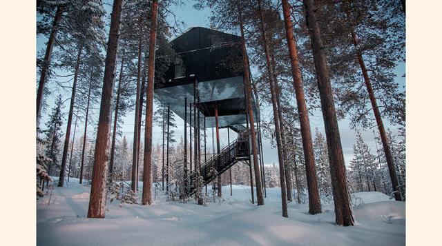 "Doce columnas sostienen la cabaña, reduciendo la carga que soportan los árboles y su impacto en el bosque. Esto proporciona una sensación de altura e ingravidez, así como de estabilidad", dice la memoria elaborada por Snohetta. La fachada está 
