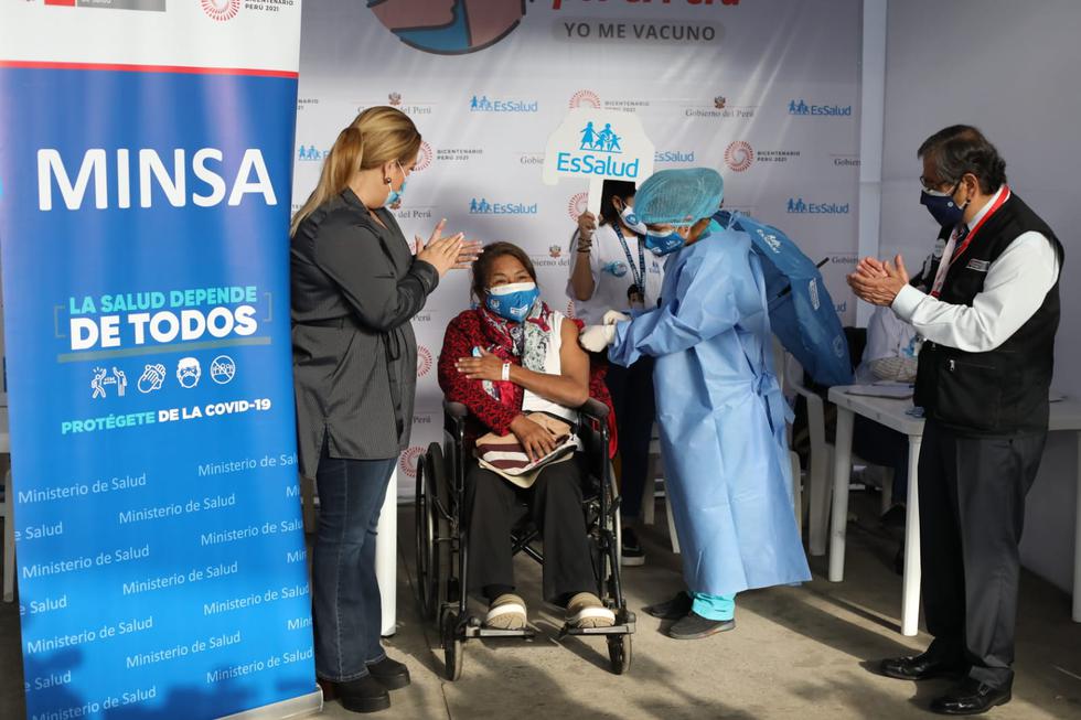 Desde las primeras horas de la mañana se desarrolla el proceso de vacunación contra el COVID-19 de personas que requieren hemodiálisis en el Perú, quienes conforman el segundo grupo con comorbilidades priorizado por el Ministerio de Salud (Minsa). A estos pacientes se les aplicará la primera dosis de vacuna en los mismos centros de salud donde llevan sus tratamientos y en el horario programado. (Foto: Britanie Arroyo / @photo.gec)
