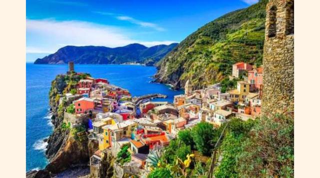 VERNAZZA, CINQUE TERRE, ITALIA. Situado sobre un pequeño promontorio, Vernazza se inclina hacia el mar y es uno de los pueblos más auténticos de la Riviera Italiana.