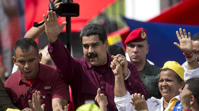 20 de octubre – El Consejo Nacional Electoral de Venezuela detuvo el proceso revocatorio contra el presidente Nicolás Maduro cuando la oposición consiguió las firmas necesarias para continuar con el procedimiento. (Foto: AFP)