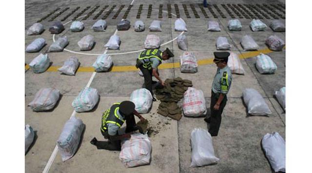 Pereira, Colombia. Homicidios: 162. Población: 467.185. Tasa de homicidios: 34.68. En la imagen: Oficiales de la policía colombiana muestran paquetes con tres toneladas de marihuana encontrados en un camión cerca de Pereira. (Foto: AP)