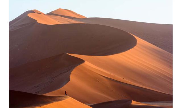 FOTO 10 | MAYO. Sur de Namibia. En uno de los desiertos más secos del mundo, el de Namib, al sur de Namibia, el último mes de la estación lluviosa se transforma (más que en agua), en aire fresco y sin polvo, mucho sol y un mínimo de verdor en las curvilín