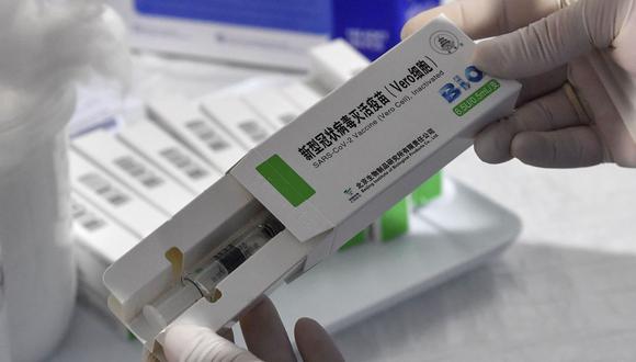 Una enfermera abre una caja de la vacuna china Sinopharm contra el coronavirus, el 5 de mayo de 2021. (EFE/EPA/GEORGI LICOVSKI).