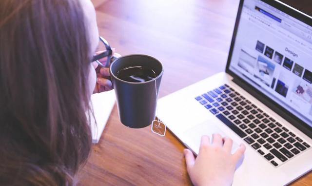 Foto 10 | Todas esas cosas están relacionadas con una mejor salud mental. Usar el teléfono para facilitarlas en lugar de complicarlas es buena idea, dijo Jean Twenge en NPR (National Public Radio). "La clave del uso de los soportes digitales y la felicidad es el uso limitado".