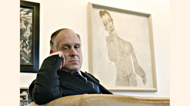 Ronald Lauder es el hijo menor de Estée. Posee una pequeña presencia en la firma porque se ha dedicado de lleno a la vida política. Fue embajador de Estados Unidos en Austria (1986-1987) y asistente del subsecretario de Defensa para Asuntos Europeos y de 