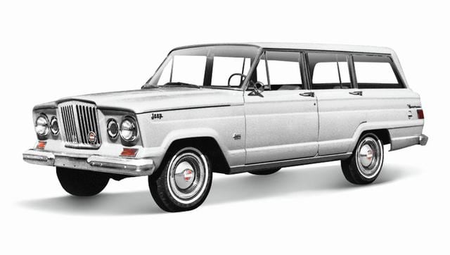 6. WAGONEER (1963). Más que una simple 4×4, este modelo inició la revolución de las SUV. Su estilo moderno y elevado confort cautivó al público y se convirtió en un éxito inmediato al ser versátil para la familia y el trabajo. Para el año 1973 presentó un