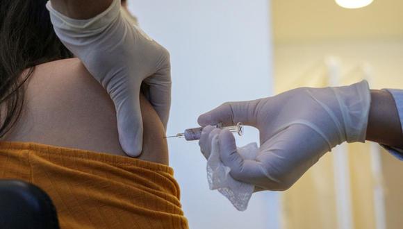 Una voluntaria recibe una dosis de posible vacuna de la farmacéutica Sinovac Biotech en Brasil. (Foto: Handout / Sao Paulo State Government / AFP)