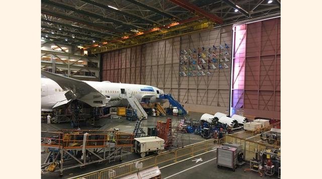 FOTO 17 | Los logos de todos los clientes del 787 se pueden encontrar en las puertas del edificio de ensamblaje. Frente a las puertas hay un Dreamliner destinado a Ethiopian Airlines.