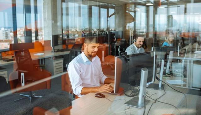 FOTO 1 | 1. Soporte de TI. Nunca hay suficiente soporte de tecnologías de la información en las escuelas. Si eres alguien que sabe qué hacer cuando una computadora se descompone, o cuando la impresora no quiere jalar o algo no funciona, trabajar como servicio técnico puede ser una forma muy lucrativa de hacer dinero.

Puedes hacer flyers a la antigüita y distribuirlos en el campus, o hacer tarjetas de negocios o simplemente contarle a tus amigos y compañeros lo que puedes hacer. Puedes establecer “horas de oficina” regulares en algún lugar del campus o en la biblioteca y cobrar por servicio o por tiempo invertido. El sueldo varía dependiendo de tu ubicación y de la industria en la que te muevas pero el servicio técnico puede empezar desde lo $15 dólares la hora en Estados Unidos. (Foto: Getty)