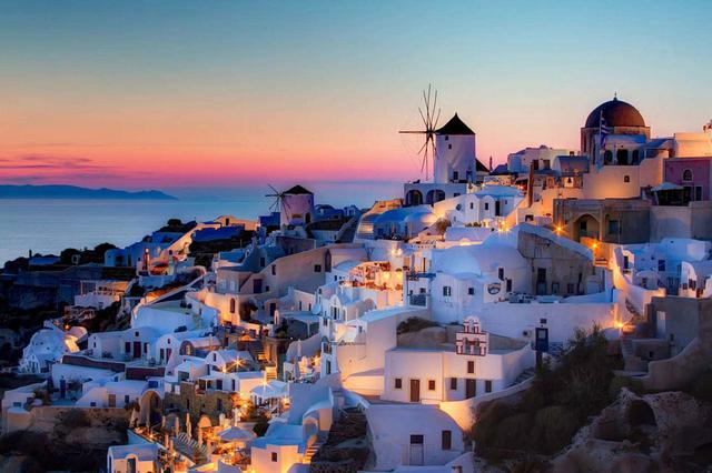 FOTO 5 | SANTORINI (GRECIA). Su encanto está en peligro, por lo que las autoridades han limitado a 8.000 el número de turistas que pueden entrar en la isla.