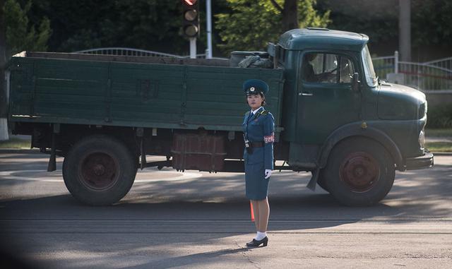 Está equipada con abrigos tupidos de algodón para el invierno y chalecos fluorescentes para el trabajo nocturno. También disponen de protector solar para evitar el bronceado. (FOTO: AFP)