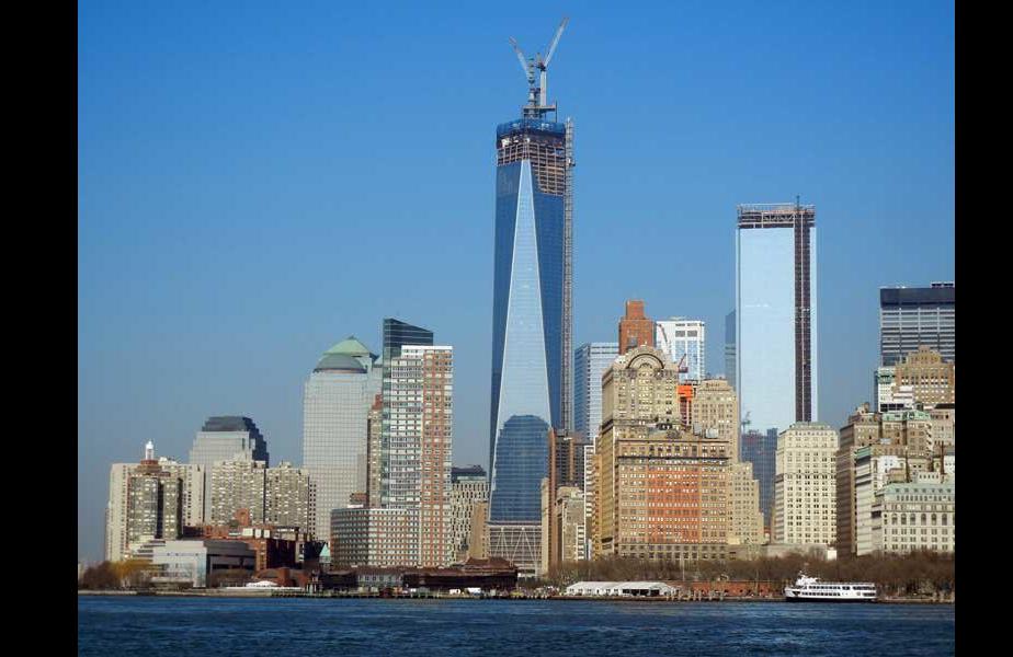 Foto 1 | 1. One World Trade Center, 541 metros. Estamos en la cima de Manhattan, de Nueva York y casi del mundo. El One World Trade Center es el edificio principal del complejo reconstruido World Trade Center ubicado en el Lower Manhattan.
Con sus 541 metros (417 la azotea) es el rascacielos más alto del hemisferio occidental y el sexto rascacielos más alto del mundo.