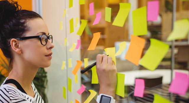 FOTO 5 | 5. Escribir recordatorios
Los memorandos alivian la carga mental porque exteriorizás tus preocupaciones. Configurá recordatorios en tu celular, anotá citas o reuniones en tu agenda y buscá soluciones a problemas que pueden presentarse, escribiéndolos para volver a ellas cuando lo necesites.