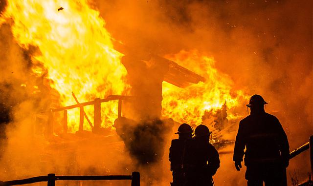 Tras un accidente con incendio en los tests del Apolo I, la agencia reforzó la investigación en los materiales ignífugos y se optó por el PBI para los trajes, y un par de años después (en 1978) este material se empezó a usar en los cuerpos de bomberos de 