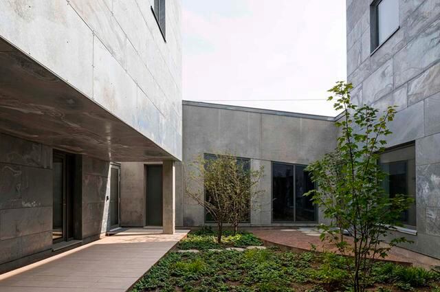 FOTO 14 | Hay edificaciones completamente dedicadas a talleres profesionales y también hay tiendas de comestibles donde los presos pueden comprar ítems especiales. (Foto: Moller Architects)