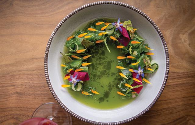 22. Restaurante "Quintonil" en Ciudad de México (México). Cactus ceviche with beetroot and mandarin.