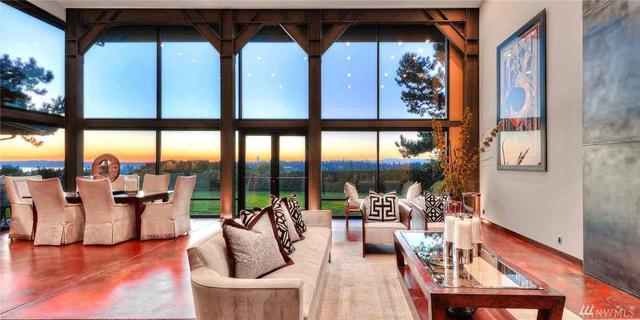 FOTO 6 |Cuenta con una sala formal, una sala de estar y una cocina-comedor.