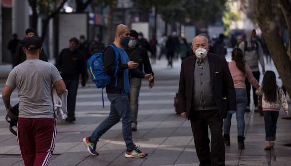 Un adulto mayor camina en Santiago (Chile). EFE/Alberto Vald&#233;s/Archivo
