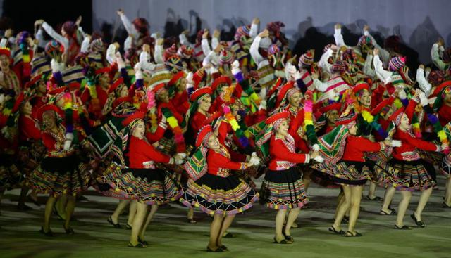 Decenas de personas participaron en las diferentes danzas típicas del Perú. (Jesús Saucedo/GEC)