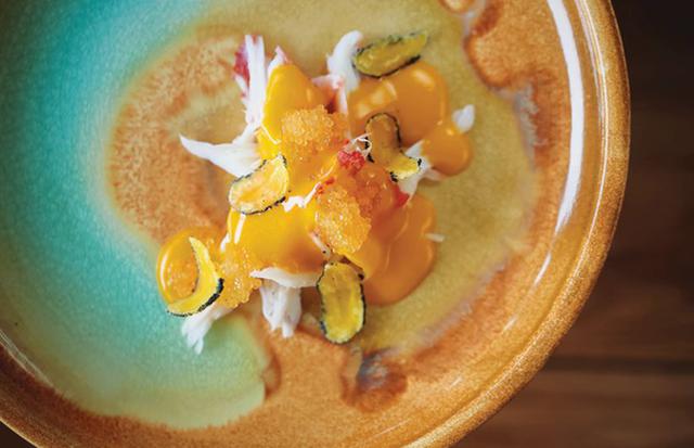 23. Restaurante "White Rabbit" en Moscú (Rusia). Cangrejo, zanahorias, caviar de lucio y yema de huevo salada.