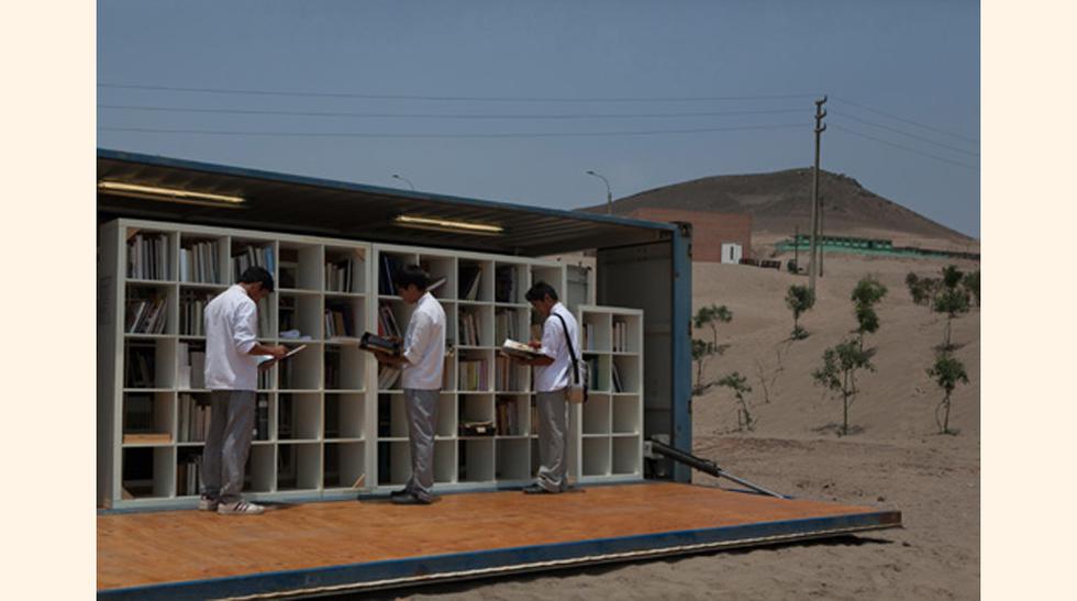 Candidatos a chef. Estudiantes del Instituto de Cocina de Pachacútec hojean libros en la biblioteca-container de la escuela. Desde 2007 ha formado a más de 400 alumnos. (Foto: Expansión)