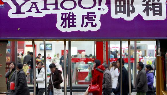 Yahoo es la segunda gran firma tecnológica estadounidense que reduce sus operaciones en China en la última semana. (Photo by TEH ENG KOON / AFP)