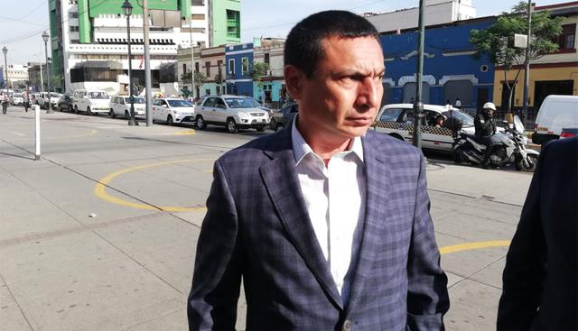 Javier Prieto Balbuena llegó a la Prefectura de Lima acompañado de su abogado. (Foto: Fotos: Miguel Bellido Almeyda / GEC)
